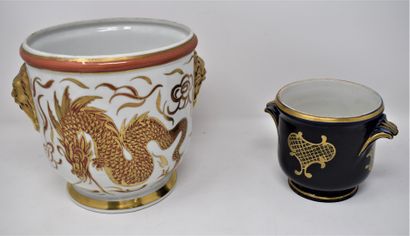 null LIMOGES

Paire de deux cache-pots en porcelaine :

- l'un à décor de dragons...
