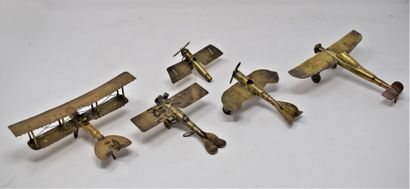 null WW1 trois avions en laiton réalisés à partir d'étuis de cartouche, dont l'un...