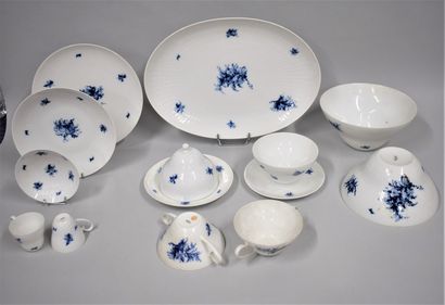 null Allemagne, Rosenthal, 

Service de table en porcelaine composé de 141 pièces,...