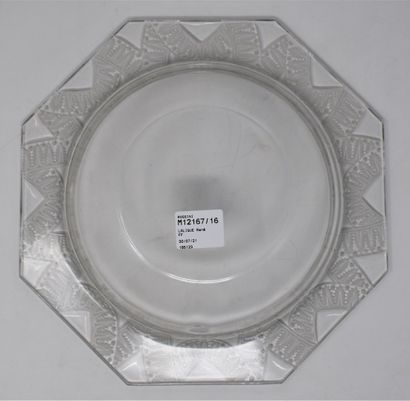 null LALIQUE René

Coupe Chantilly en verre blanc moulé-pressé, signée R. Lalique....