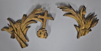 null Crucifix en bois doré et sculpté à décor de parecloses. Christ en ivoire sculpté...