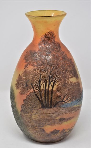 null LEGRAS

Vase balustre en verre à décor émaillé d'un paysage boisé dégagé à l'acide....