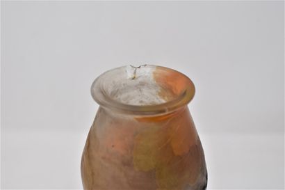 null GALLE

Vase à décor arboré dégagé à l'acide.

Signé.

H.: 24 cm

Eclat au col...