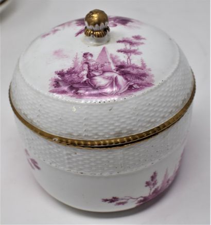 null Service à thé en porcelaine blanche à décor rose de scènes galantes et de fleurettes.

Il...
