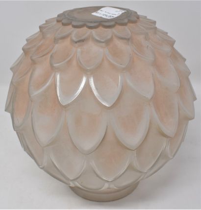 null D'AVESN Pierre (1901-1990)

Vase boule Art Déco en verre moulé pressé, décor...