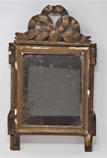 null Miroir rectangulaire en bois doré, le fronton à décor d'un noeud.

47x29 cm...
