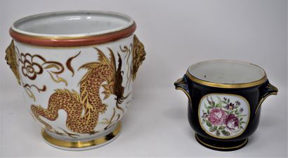 null LIMOGES

Paire de deux cache-pots en porcelaine :

- l'un à décor de dragons...
