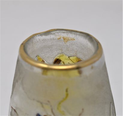 null MONTJOYE (attribué à)

Petit vase ovoïde en verre à décor d'un iris et d'une...