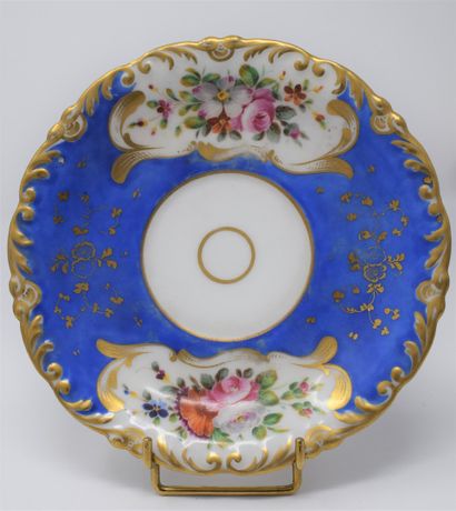 null Porcelaine de Paris, 

Service fond bleu et or à décor de fleurs, composé de...