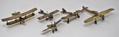 null WW1 trois avions en laiton réalisés à partir d'étuis de cartouche, dont l'un...