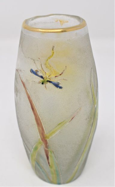 null MONTJOYE (attribué à)

Petit vase ovoïde en verre à décor d'un iris et d'une...