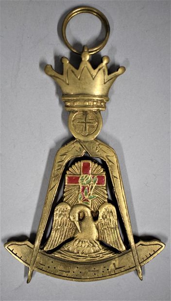 null Bijou de chevalier Rose Croix.

Bronze et émail.

XIXe siècle.

H. : 9.8 cm...