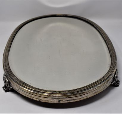 null 
Surtout de table en métal argenté foncé d'un miroir de forme ovale, reposant...