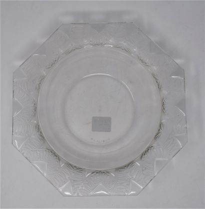 null LALIQUE René

Coupe Chantilly en verre blanc moulé-pressé, signée R. Lalique....