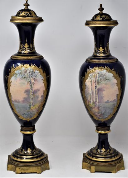 null Paires de vases couverts en porcelaine à fond bleu dans le goût de Sèvres, les...
