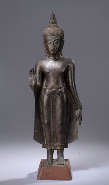 null THAILANDE - XVIIe/XVIIIe siècle

Statuette de bouddha en bronze à patine brune...