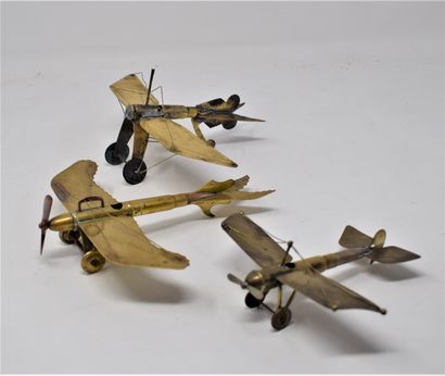 null WW1 trois avions de type FOKKER en laiton réalisés à partir d'étuis de cartouche....