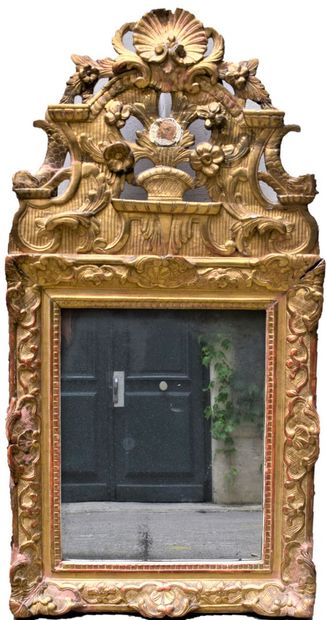 null Miroir rectangulaire en bois et stuc doré, le fronton à décor une corbeille...