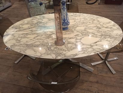 null 
Florence KNOLL (Née en 1917)

Table ovale à plateau en marbre blanc veiné gris,...