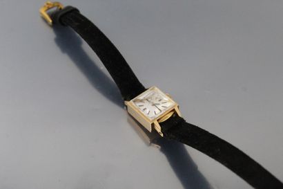 null OMEGA

Montre bracelet de dame, boîtier carré en or jaune 18K (750), cadran...