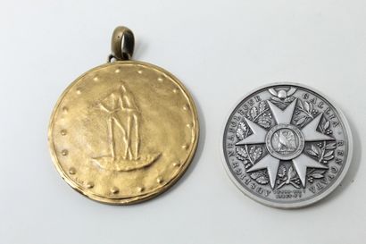 null Lot composé de deux médailles en bronze représentant Napoléon 1er par Andrieu,...