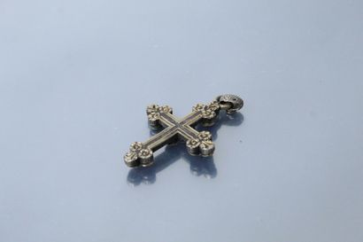 Pendentif croix en argent orné de grenats....