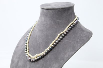 null Deux colliers de perles. Le premier un collier de perles de culture avec un...