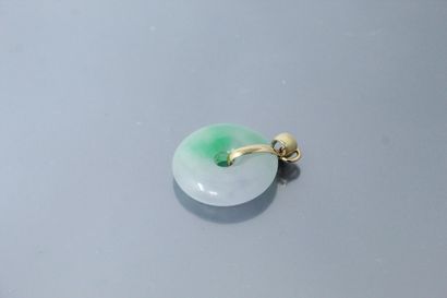 Pendant in 18K (750) yellow gold with a jadeite...