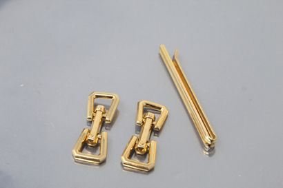 Pair of cufflinks and tie clip in 18k (750)...