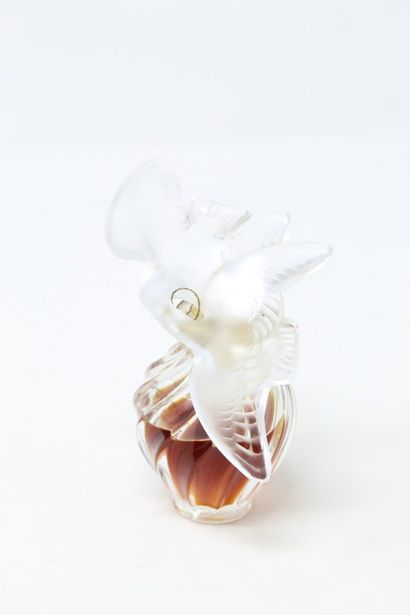 null NINA RICCI

Flacon de parfum "l'Air du Temps" par Lalique en verre moulé torsadé...