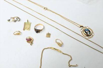 null Lot de bijoux en or jaune 18k (750) comprenant bracelet, chaînes, bague, pendentifs,...