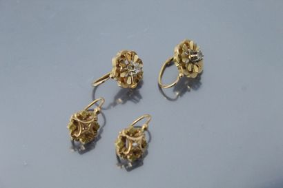 null 
Deux paires de boucles d'oreilles en or jaune 18K (750) ornées de pierres blanches...