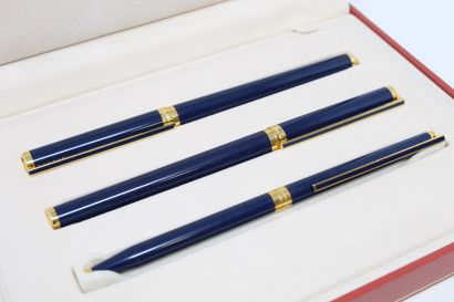 null S.T.DUPONT

Coffret de trois stylos, un plume et deux à bille en laque bleu...