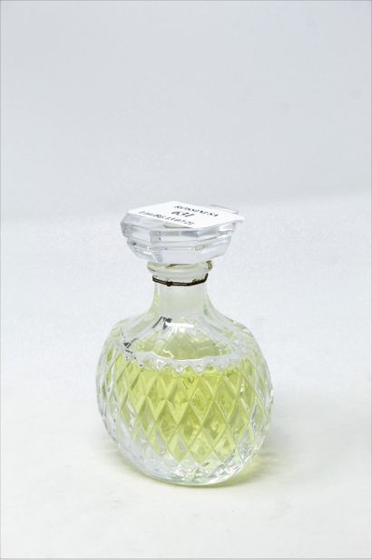 null ANONYME 



Un flacon de parfum en verre à décor géométrique et bouchon oct...