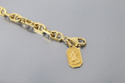 null Bracelet en or jaune 18K (750) à maille marine orné d'une médaille religieuse.

Poinçon...