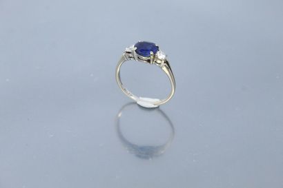 18K (750) white gold ring set with an oval...