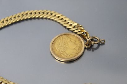 null Bracelet en or jaune 18k (750) à maille anglaise, retenant en breloque une pièce...