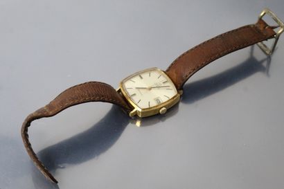 null OMEGA

Montre bracelet d'homme, boîtier de forme carré en or jaune 18K (750),...