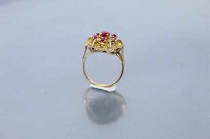 null Bague en or jaune 18k (750) stylisant une fleur ornée de rubis synthétiques....