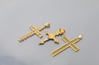 Lot de trois pendentifs croix en or jaune...