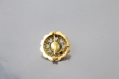 null Broche pendentif circulaire ajourée en or jaune 18K (750) figurant une fleur...
