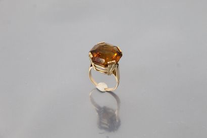 18K (750) yellow gold ring set with an octagonal...