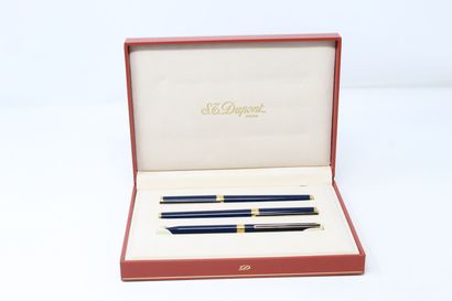 null S.T.DUPONT

Coffret de trois stylos, un plume et deux à bille en laque bleu...