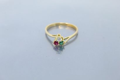 null Bague en or jaune 18k (750), sertie d'un diamant, d'une émeraude et d'un saphir...