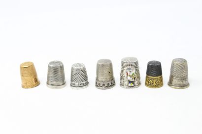 Seven thimbles :

- two in silver, one of...