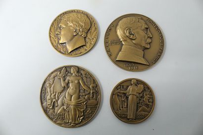 null Jean Vernon

Lot composé de quatre médailles en bronze doré commémorant la Loi,...