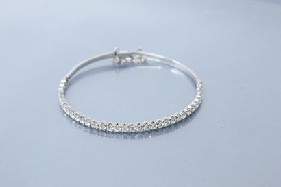 null Bracelet rigide en or gris 18k (750) orné d'une ligne de 34 diamant rond taille...