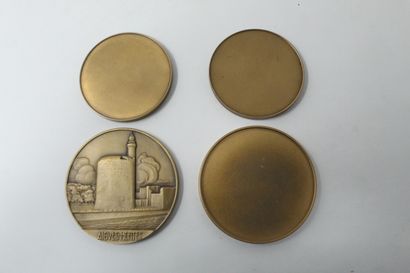 null M.Delannoy

Lot composé de quatre médailles en bronze doré représentant Aigues-mortes,...