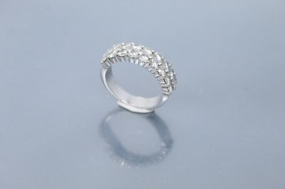 18k (750) white gold ring set with two rows...
