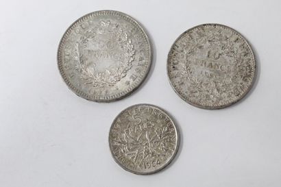 null Trois pièces en argent :

- 50 francs Hercule 1977

- 10 francs Hercule 1966

-...